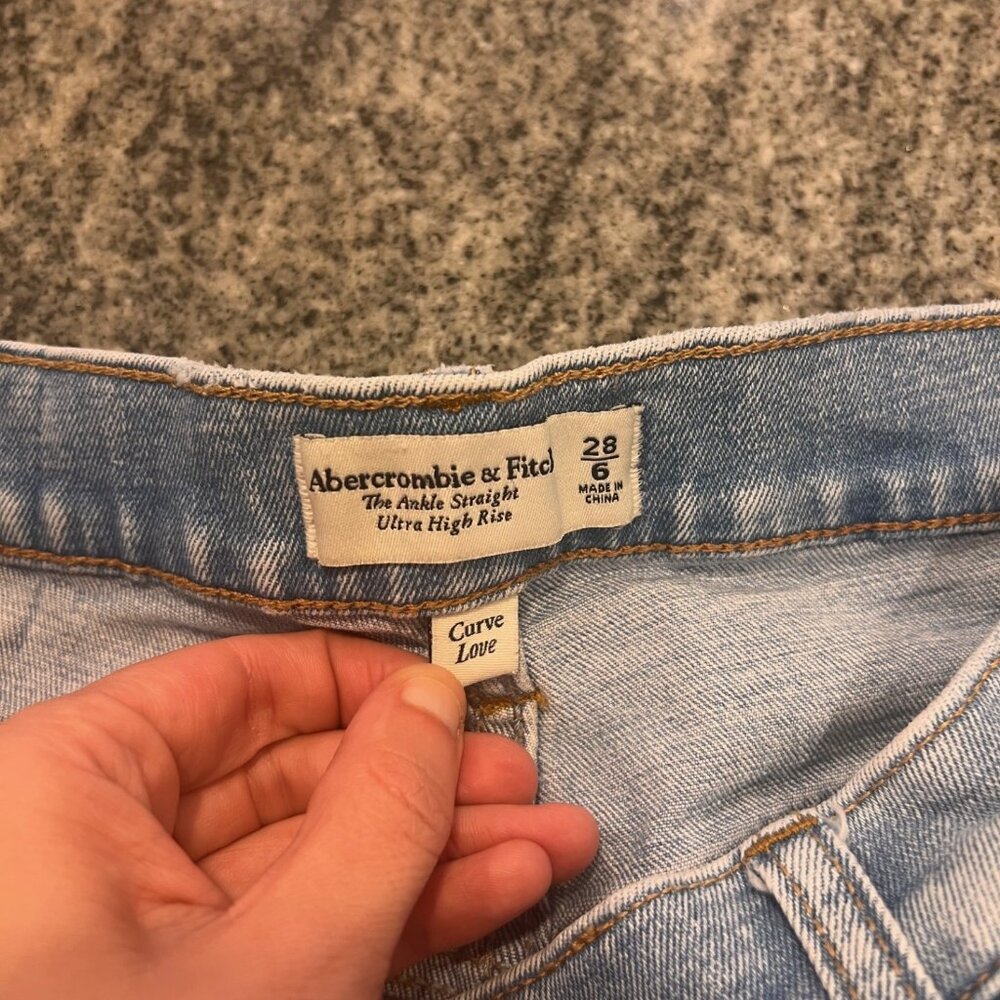Abercrombie | Curve Love | Ankle Straight High Rise Jeans | Size 28 | Like New - Picture 2 of 3